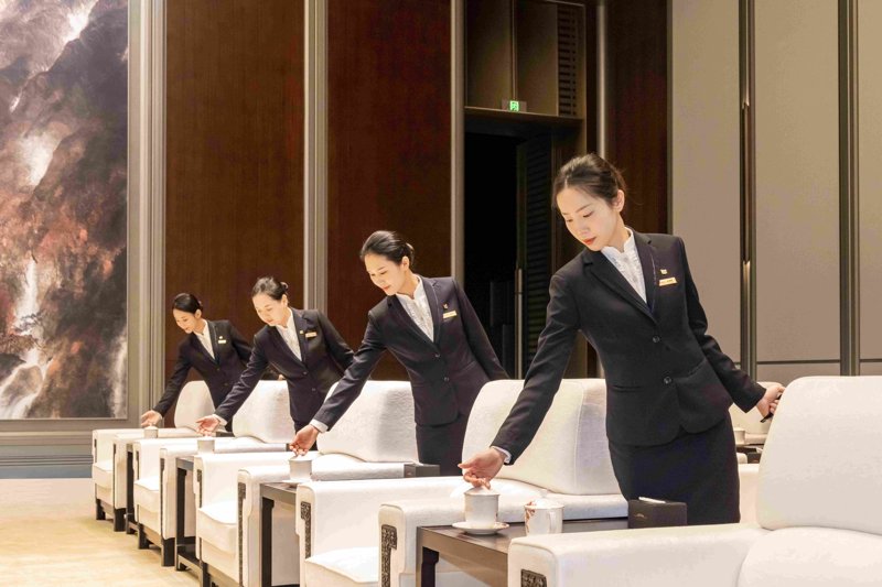 如何成为一名出色的宴会服务员？让我们通过故事来探索。